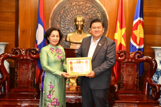 Xayabury Honours Vietnamese Consul General for Strengthening Bilateral Ties